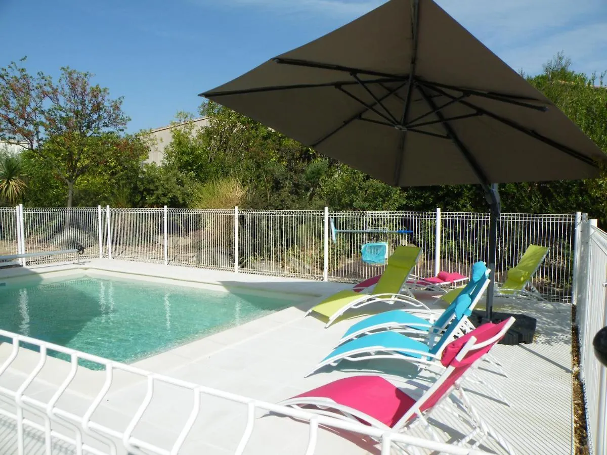 Maison tout confort avec piscine à Bédarrides 0*,